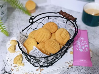 杏仁薏米曲奇饼干,戴上隔热手套取出烤盘，凉一会，装入篮中。