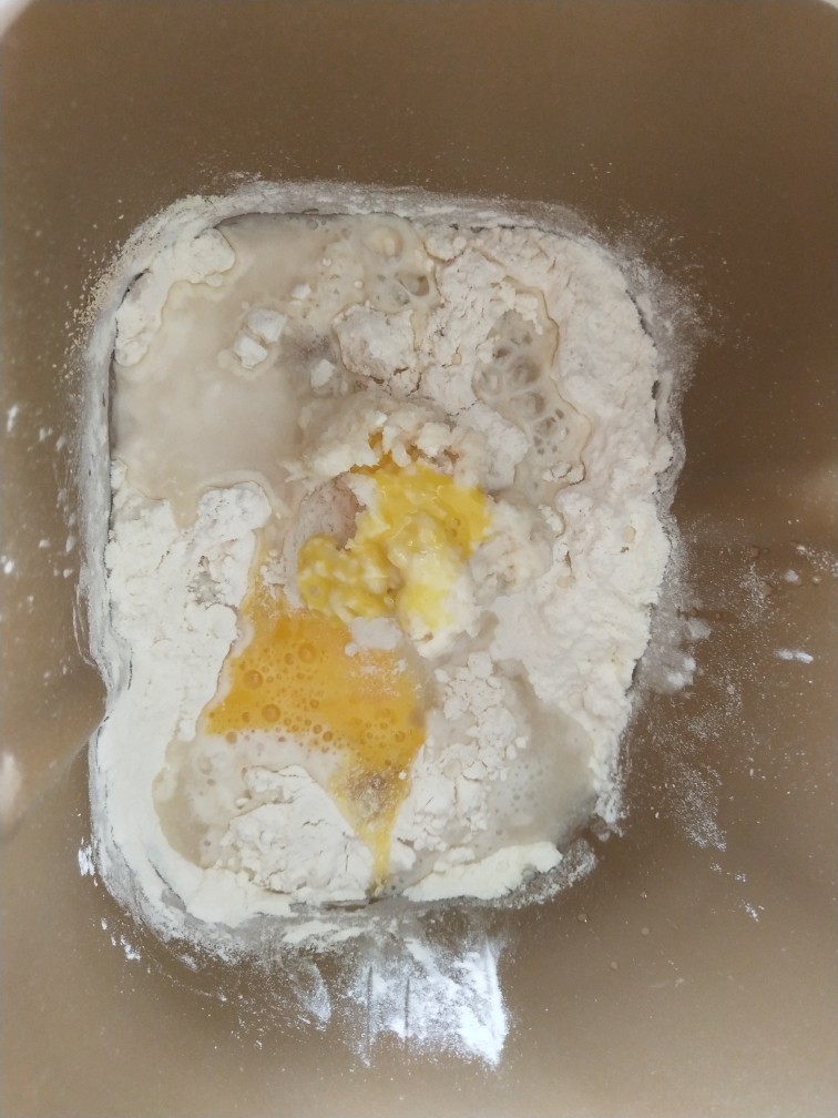 栗子红豆包,3、将除黄油外所有面团材料放入面包机揉面。
