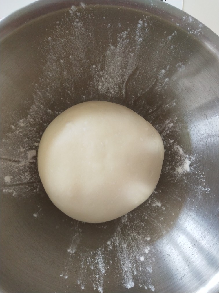 栗子红豆包,6、滚圆后盖保鲜膜发酵大概30分钟左右。
