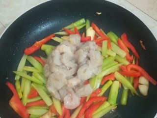 芦笋红椒虾仁,放腌制好的虾仁