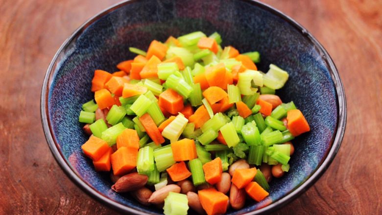 凉拌花生米时蔬,上面倒入焯水的胡萝卜和芹菜。