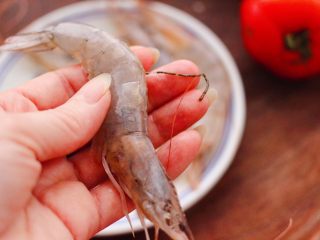 菜花番茄海虾小炒,把海虾去除虾线和虾须后，洗净备用。