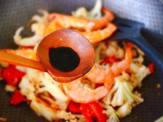 菜花番茄海虾小炒,加入生抽调味调色。