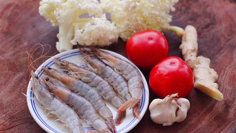 菜花番茄海虾小炒,首先备齐所有的食材。