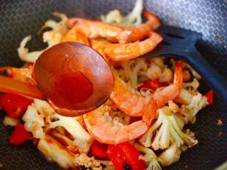 菜花番茄海虾小炒,加入料酒去腥味。