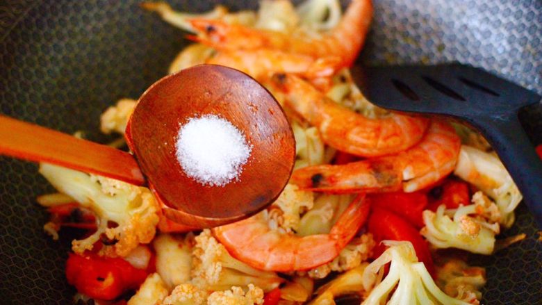 菜花番茄海虾小炒,再根据个人的口味，加入适量的盐调味。