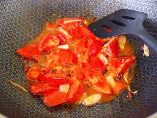 菜花番茄海虾小炒,利用锅里的底油，加入番茄块大火快速翻炒。