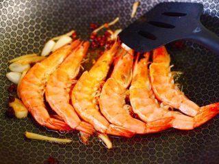 菜花番茄海虾小炒,看见海虾煎制两面都是红色的时候，盛出备用。