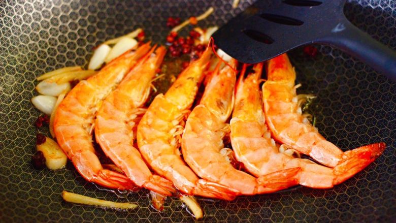 菜花番茄海虾小炒,看见海虾煎制两面都是红色的时候，盛出备用。