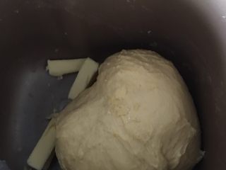 南瓜卡通面包,加入提前软化的黄油继续和面20分钟
让面团留在面包机内盖上盖子醒面15分钟