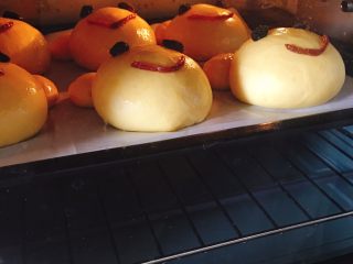 南瓜卡通面包,取出，刷蛋液，装饰眼睛和嘴巴
这一步忘记拍照了
送进提前预热好的烤箱
温度180~25分钟
