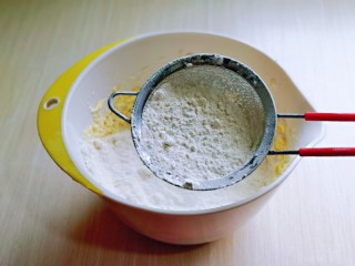 杏仁薏米曲奇饼干,筛入混合好粉类。