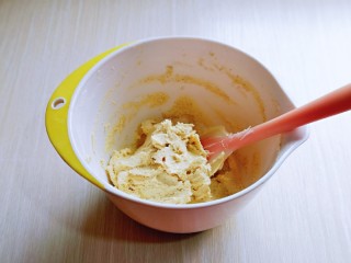 杏仁薏米曲奇饼干,用翻硅胶铲翻拌均匀、拌匀呈湿润的面糊、切记不要过度搅拌。