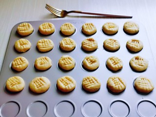 杏仁薏米曲奇饼干,再用食品叉横着压一下，竖着压一下，也可以根据个人喜欢压花形。