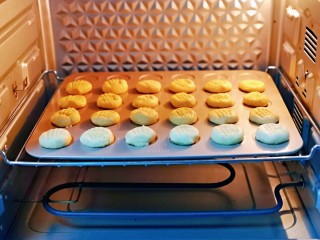 杏仁薏米曲奇饼干,烤箱150度提前预热10分钟，将烤盘入中层。