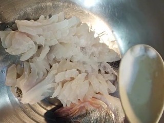 松鼠鲈鱼,撒上盐腌制十分钟