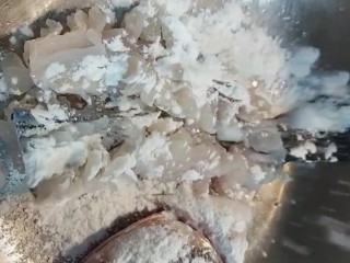 松鼠鲈鱼,拍上一层淀粉