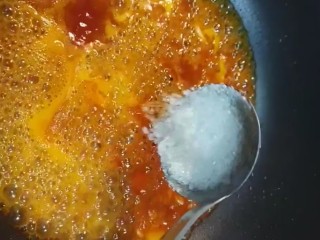 松鼠鲈鱼,锅留底油下蒜片爆锅，加入番茄酱，橙汁，白醋，盐，白糖，再加适量的清水