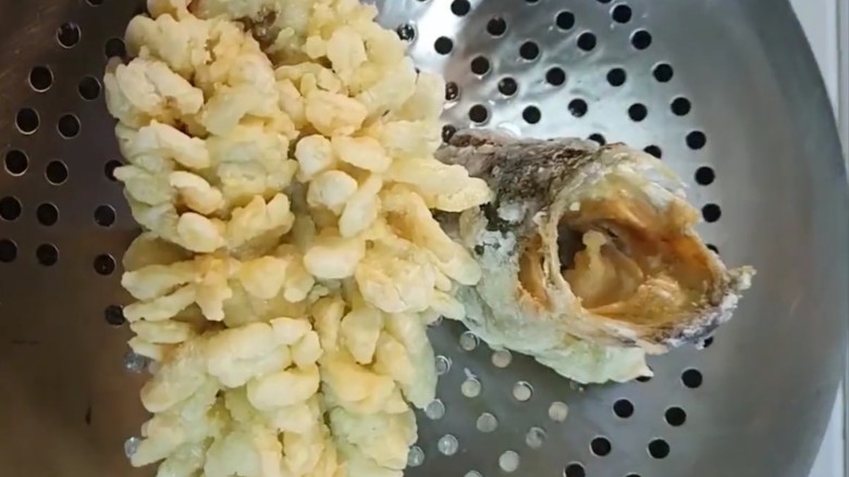 松鼠鲈鱼,炸至金黄酥脆捞出