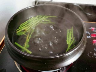 想要补肝明目的找它就对啦！,砂锅放入足够的水加入梗煮开。