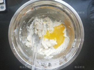 纸杯蛋糕（不塌不裂）,蛋黄分两次加入。