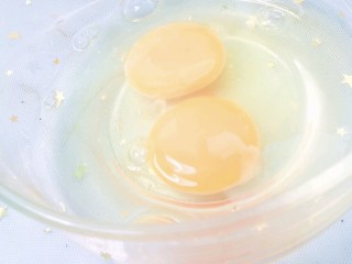 双色芋泥卷,1.先准备好食材，将两个鸡蛋打入碗中，搅拌均匀。
