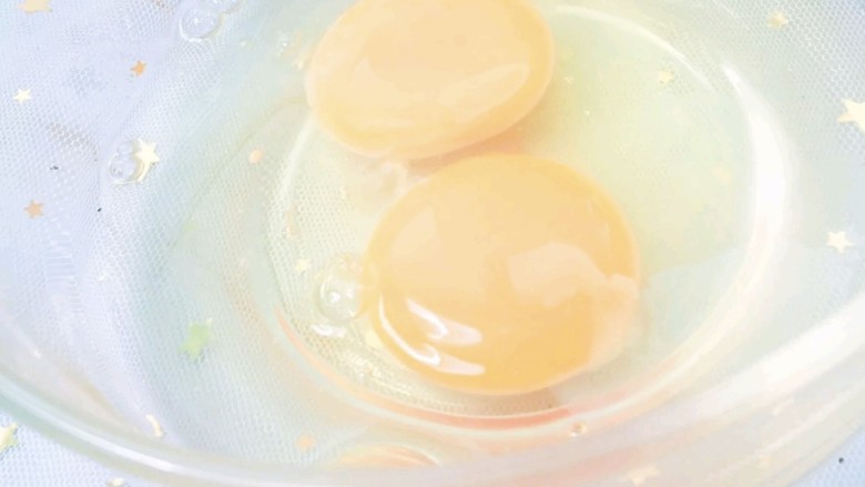 双色芋泥卷,1.先准备好食材，将两个<a style='color:red;display:inline-block;' href='/shicai/ 9'>鸡蛋</a>打入碗中，搅拌均匀。