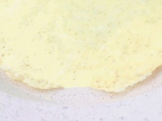 双色芋泥卷,2.将一部分鸡蛋液倒进锅中煎成金黄色的蛋饼。