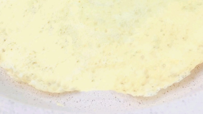 双色芋泥卷,2.将一部分鸡蛋液倒进锅中煎成金黄色的蛋饼。