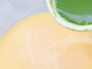 双色芋泥卷,3.将青菜搅拌成菜叶汁倒进剩余的蛋液中搅拌均匀。