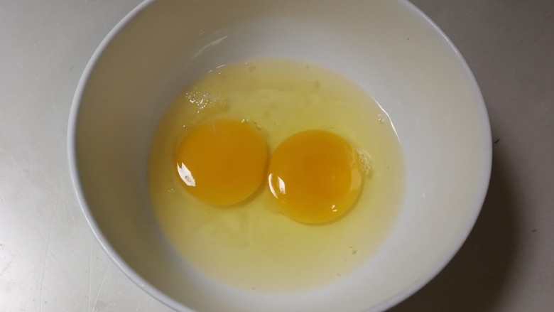 油条蒸鸡蛋,鸡蛋打入碗中