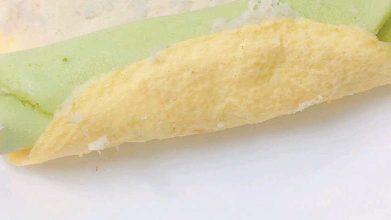 双色芋泥卷,7.然后将绿色的蔬蛋饼放在涂上香芋泥的蛋饼一起卷。