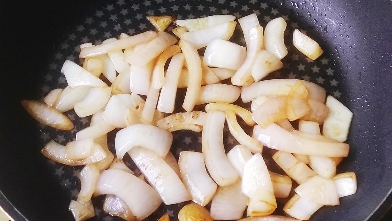 咖喱鱼蛋乌冬面,放入切好的洋葱，小火慢慢煸炒，炒至洋葱微微发黄即可