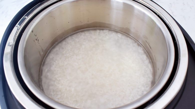 K丅猫米饭鸡排汉堡,加入清水，水量跟米齐平即可，水量不可超过米平面的1厘米