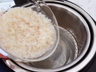 K丅猫米饭鸡排汉堡,再把淘洗干净的大米倒入