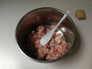 蚕豆冬瓜汆汤圆子,放入一小勺盐