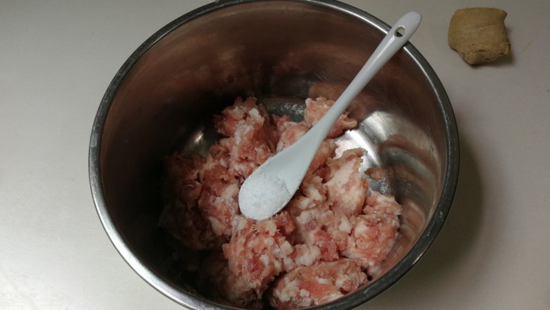 蚕豆冬瓜汆汤圆子,放入一小勺盐