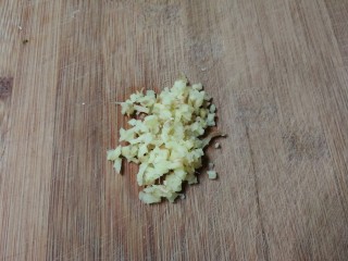 蚕豆冬瓜汆汤圆子,姜切末