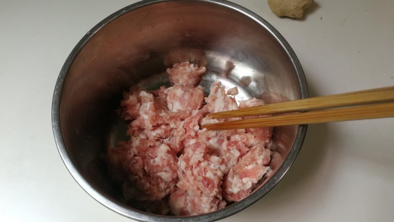 蚕豆冬瓜汆汤圆子,肉糜放入盆中