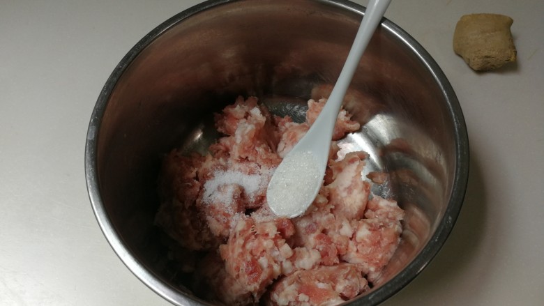 蚕豆冬瓜汆汤圆子,放入一小勺糖