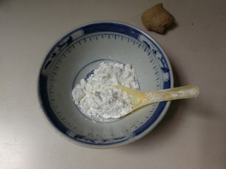蚕豆冬瓜汆汤圆子,碗中放入两勺玉米淀粉