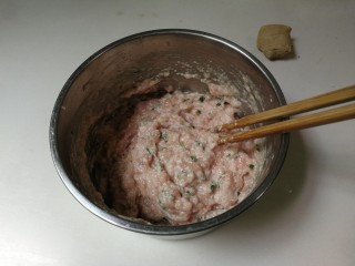 蚕豆冬瓜汆汤圆子,顺时针搅拌至有粘性的肉糊，用筷子挑肉糊摔打几下