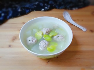 蚕豆冬瓜汆汤圆子,出锅盛入碗中