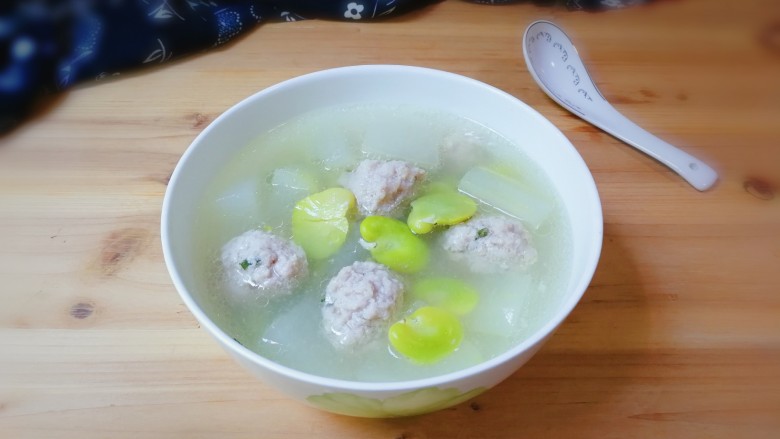 蚕豆冬瓜汆汤圆子,出锅盛入碗中