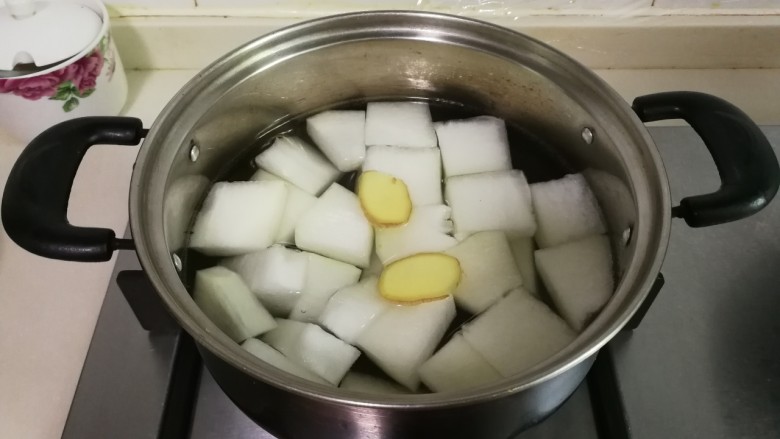 蚕豆冬瓜汆汤圆子,锅中放入冬瓜和姜片烧开