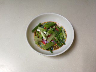西葫芦香干,葱切段