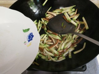 西葫芦香干,西葫芦放入少许热水翻炒片刻，会更嫩脆