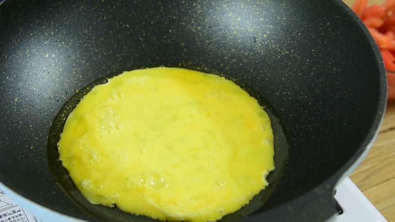 最平凡家常的才是最可口的,三个鸡蛋打散煎熟。