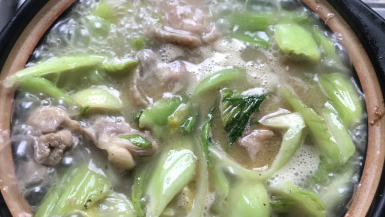 芥菜鸡汤,把食材倒入砂锅里，加入热水煮。