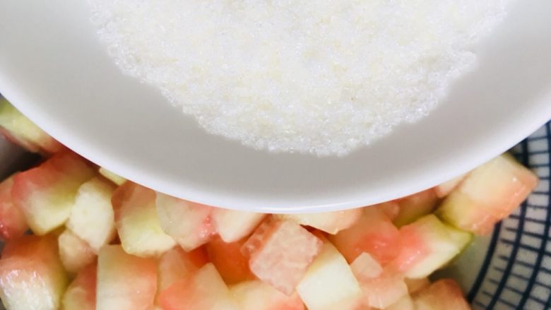 凉拌西瓜皮,加入适量的白糖
